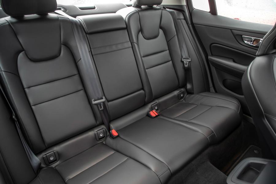 Интерьер Volvo S60 T5 Momentum 2018 года  (NA) (фото 34 из 41)